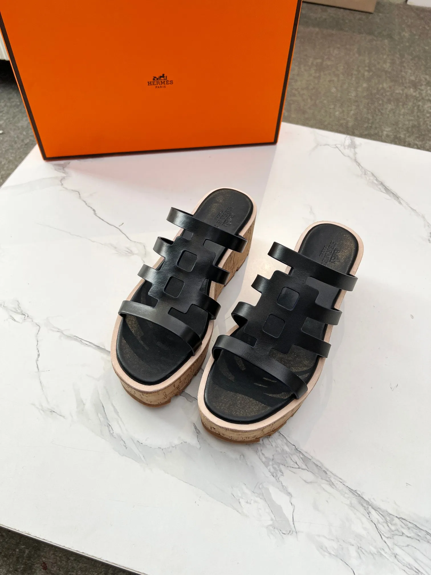 👟👟Ex-factory price 480👟👟 Hermès, upgraded version and workmanship materials. Hermes®🔴The highest version of handmade shoes on the market✨✨ Top product Hermès platform shoes🐎——————————The new model in early spring is the same as the original version, handmade by masters! ❥High-end customization, exclusive products, the highest version in the industry⚠❥Using: Hermers upper: Italian imported cowhide + sheepskin lining (pursuing top walking comfort) ✨～～〰〰〰〰❥ Packing: full set of original packaging━━━━Hermes━━━━━ size: 35-41 (42) customized and non-returnable)